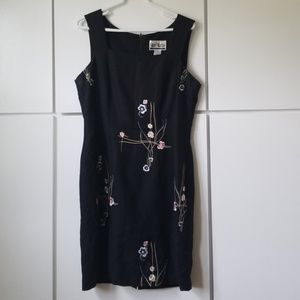 Timeless little black dress with flower embrodiary